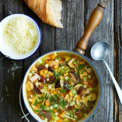 Vegetarische Gemüsesuppe mit Kartoffeln, Pilzen und Käse